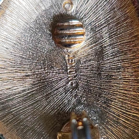 Vtg NOS Monet Gold Tone Hammered Clip-On Earrings - Picture 6 of 8